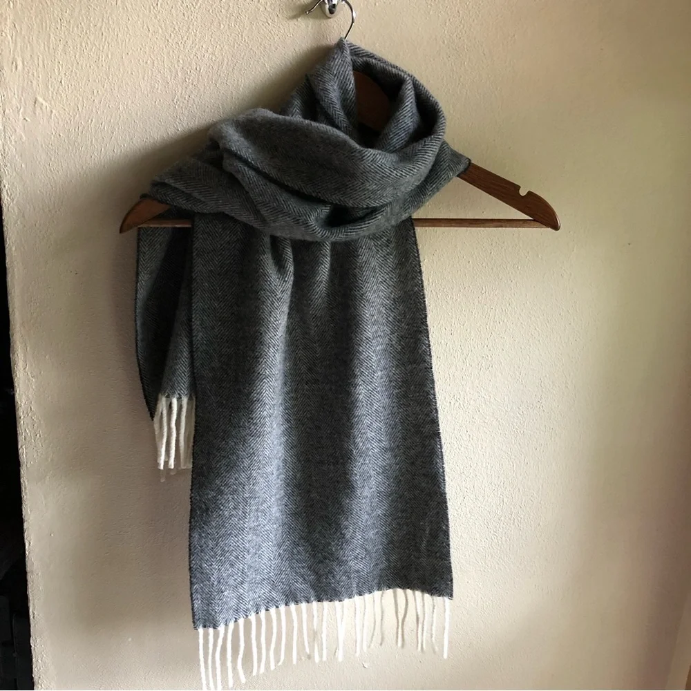 100% Lambswool Scarf. Made in Italy. Grey/Cream Herringbone Pattern 56